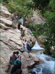 آبشاری که سرچشمه اش می خشکد و ته چشمه اش غرق می شود!